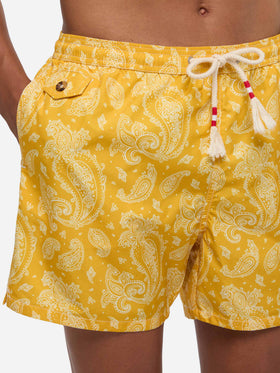 Herren-Badeshorts aus leichtem Stoff mit ockerfarbenem Paisley-Print