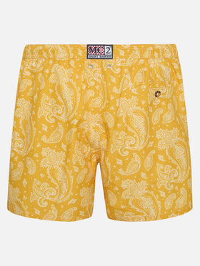 Herren-Badeshorts aus leichtem Stoff mit ockerfarbenem Paisley-Print