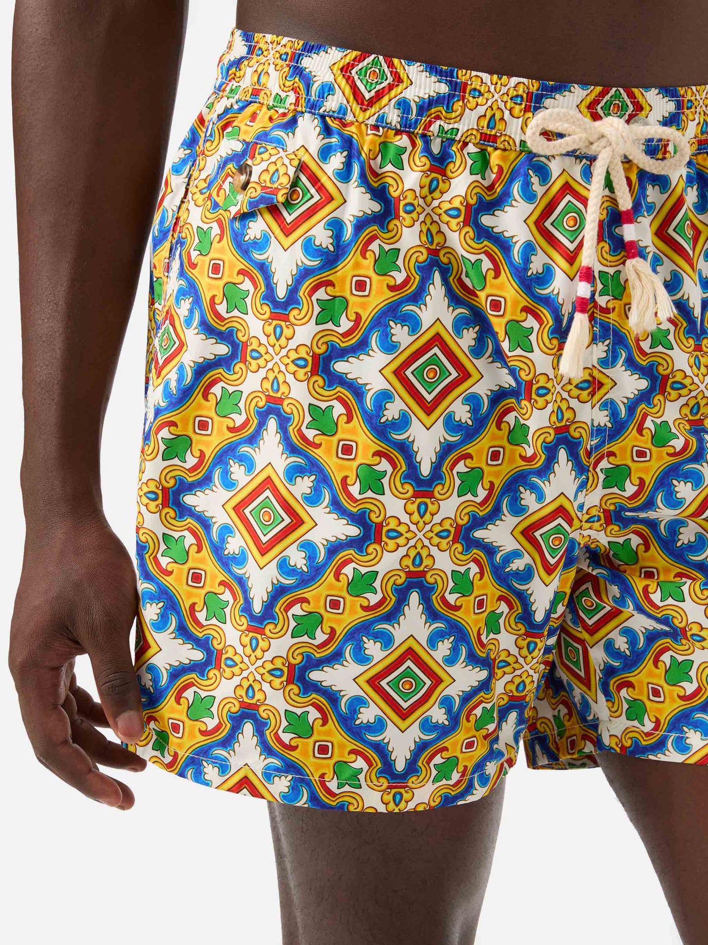 Herren-Badeshorts aus leichtem Stoff mit Maiolika-Print