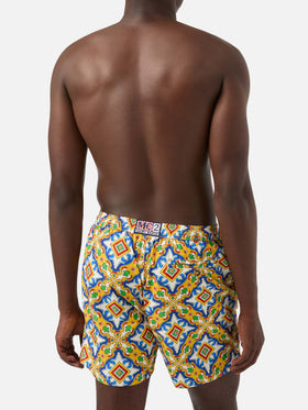 Herren-Badeshorts aus leichtem Stoff mit Maiolika-Print