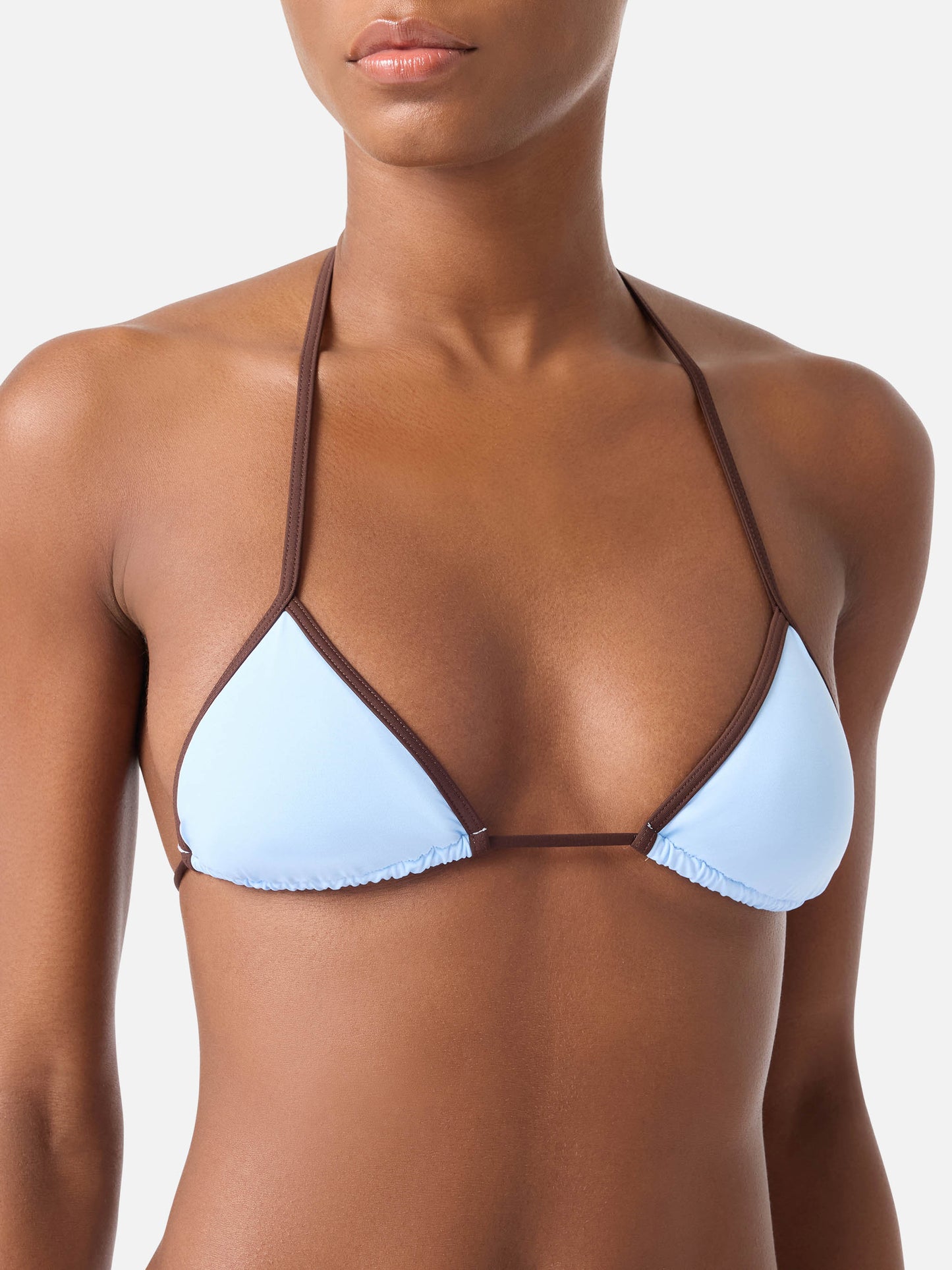 Leah Virgo brauner Bikini mit hellblauen Kontrastabschlüssen 