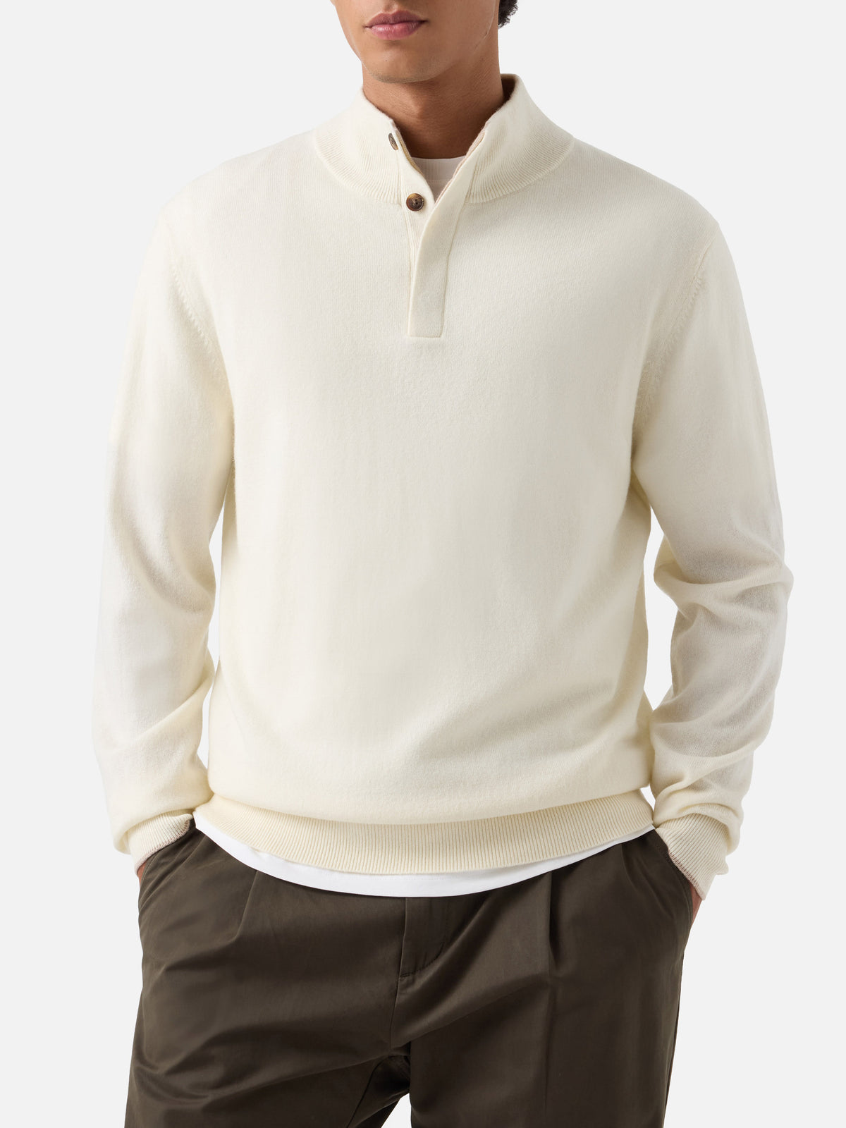 Punto Marlow en mezcla de lana y cachemira color off white con cuello alto 