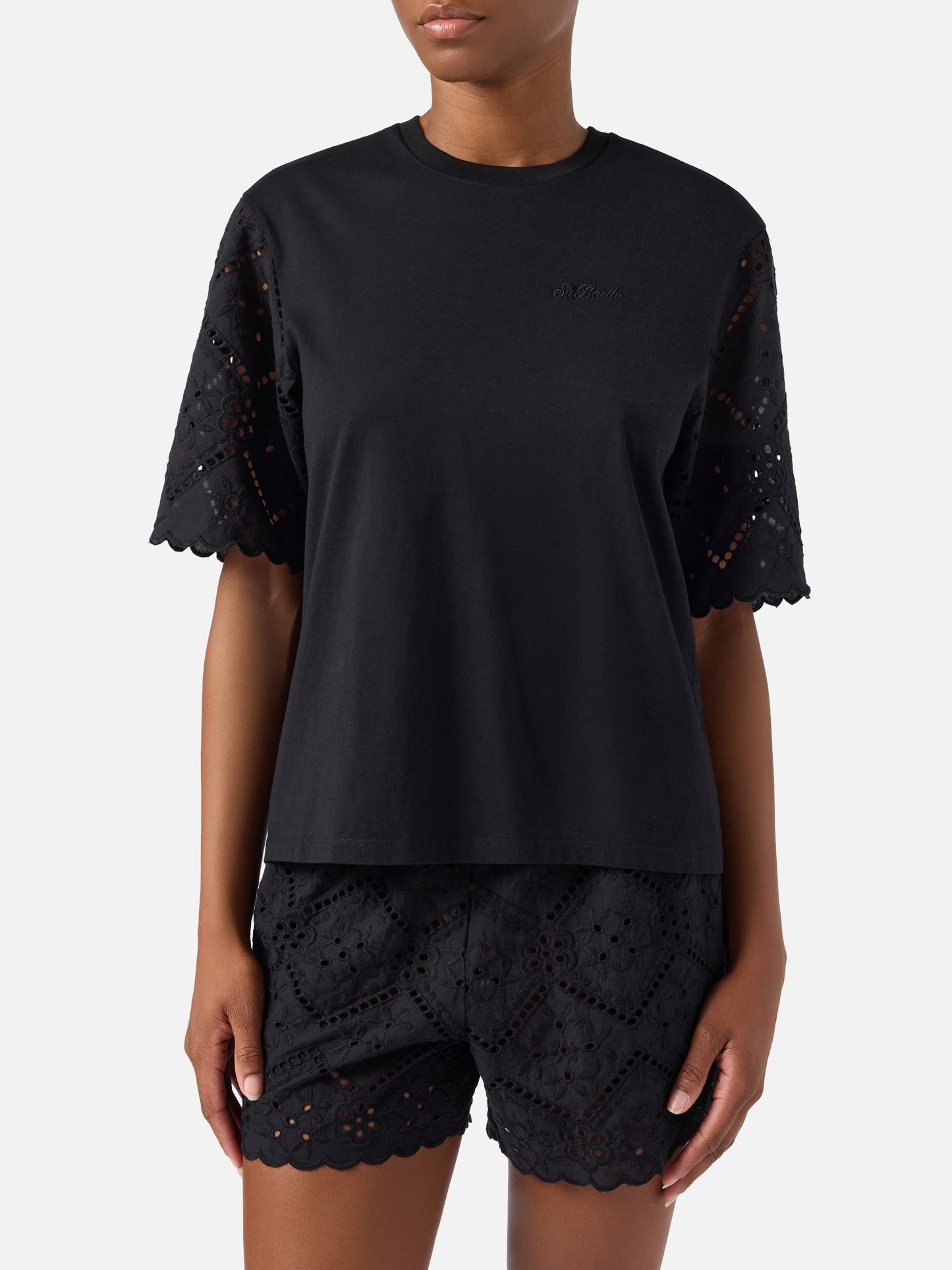 T-shirt Maisa noir avec manches en sangallo et broderie St. Barth 