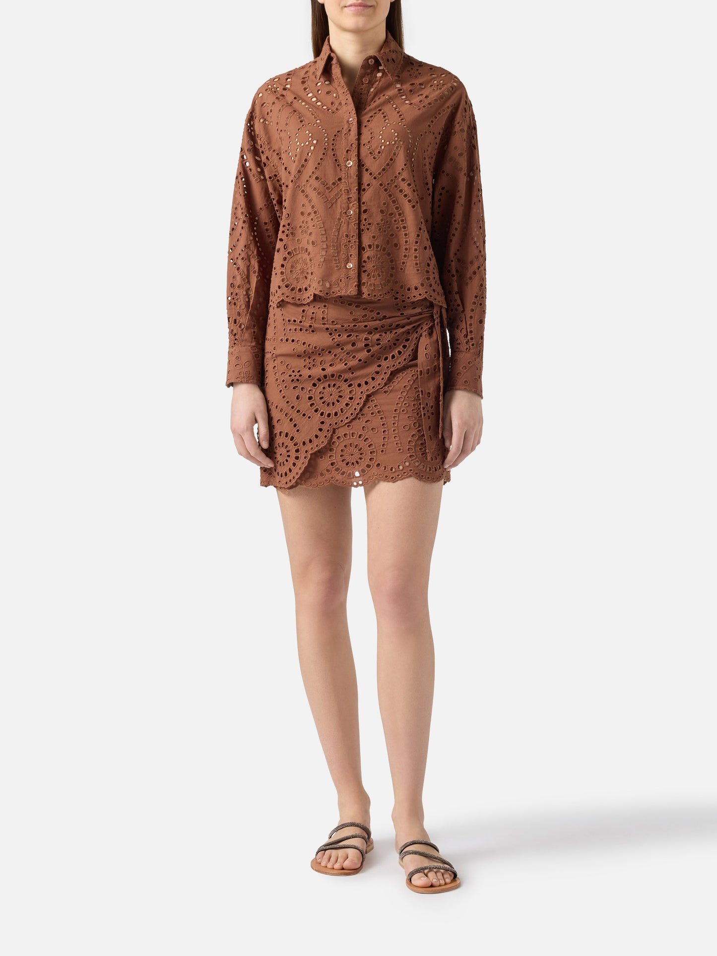 Gonna Nyra corta in sangallo marrone