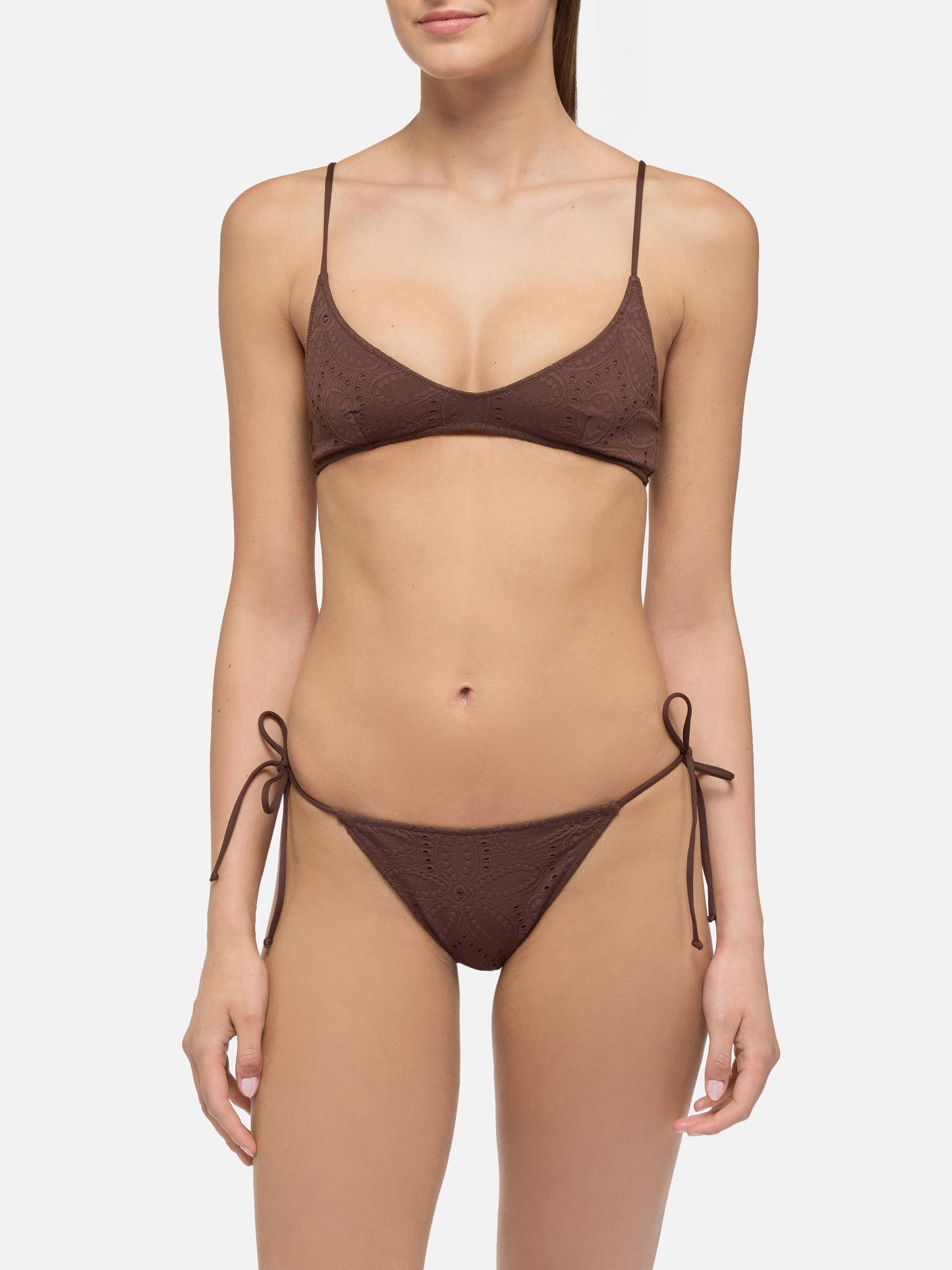 Marielle braune klassische Badehose aus Sangallo-Spitze - Paloma weißes Sangallo-Spitzen-Bralette mit U-Ausschnitt