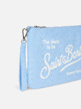 Hellblaue Parisienne Clutch aus Frottee mit Schwammprägung