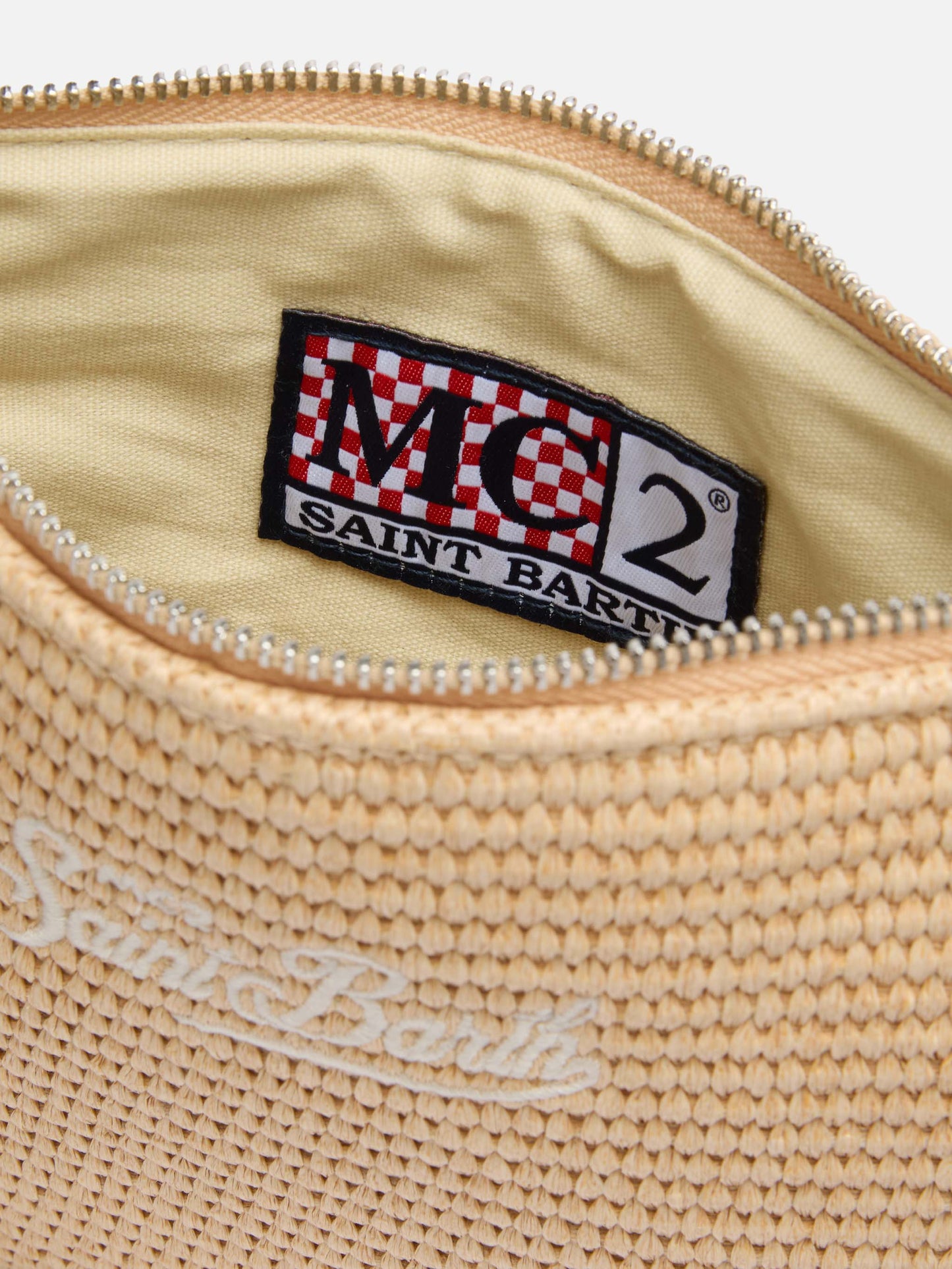 Parisienne – Beuteltasche in Strohoptik mit aufgesticktem Logo