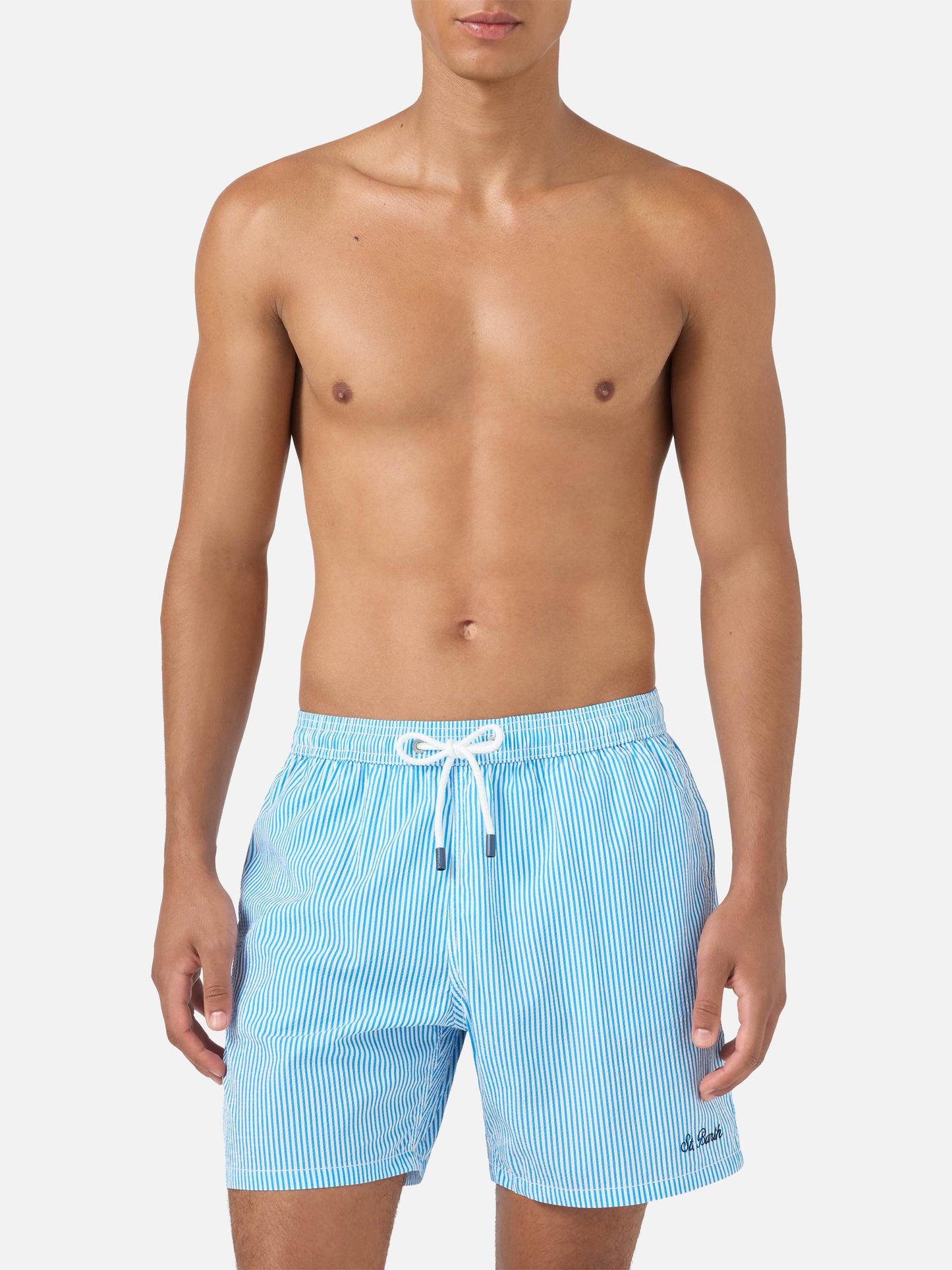 Patmos Seersucker-gestreifte Badeshorts in Bluette und Weiß 