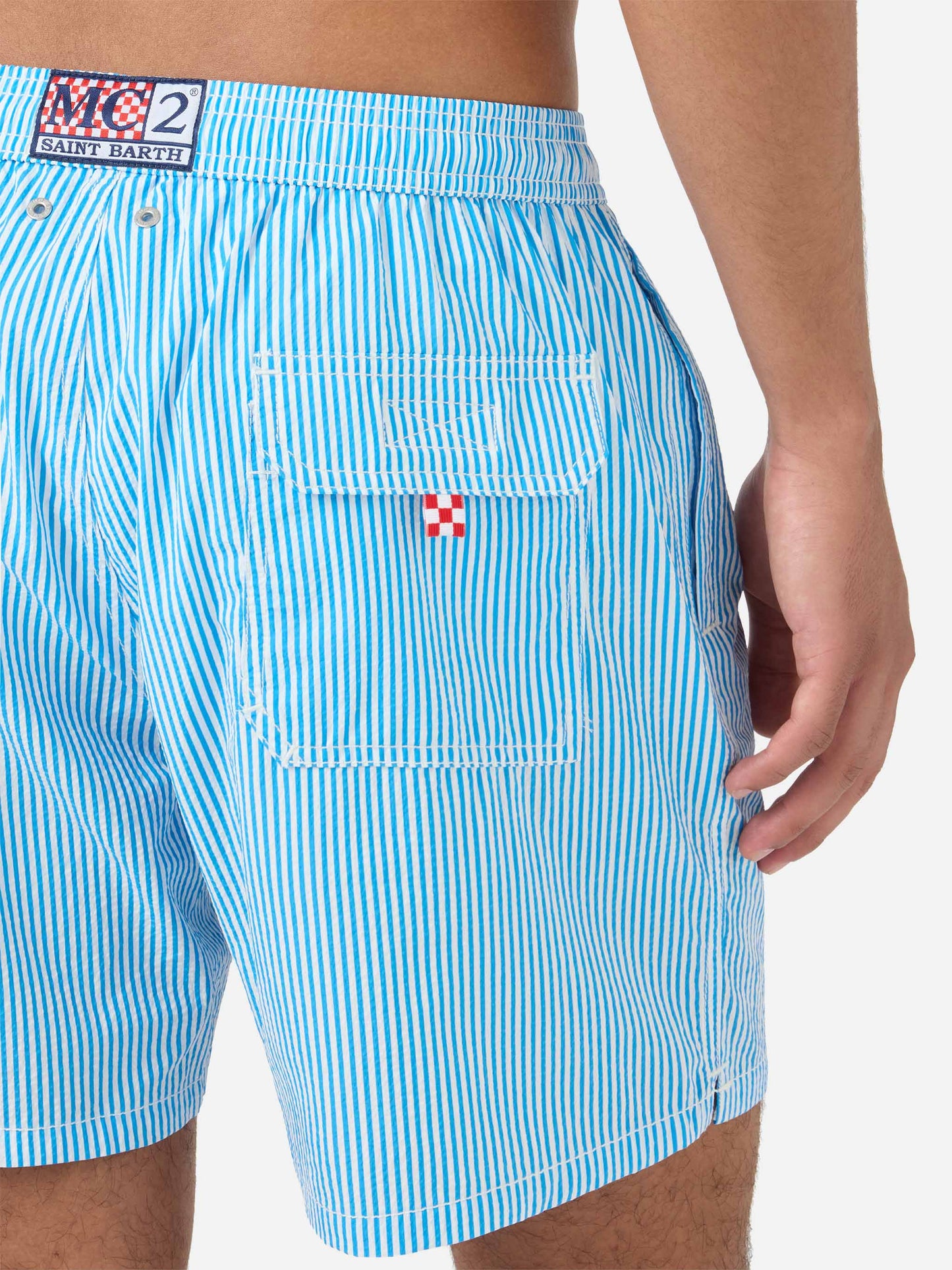 Patmos Seersucker-gestreifte Badeshorts in Bluette und Weiß 