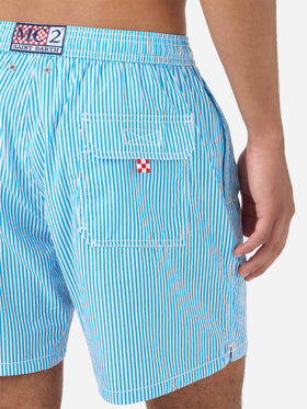 Patmos Seersucker-gestreifte Badeshorts in Bluette und Weiß 