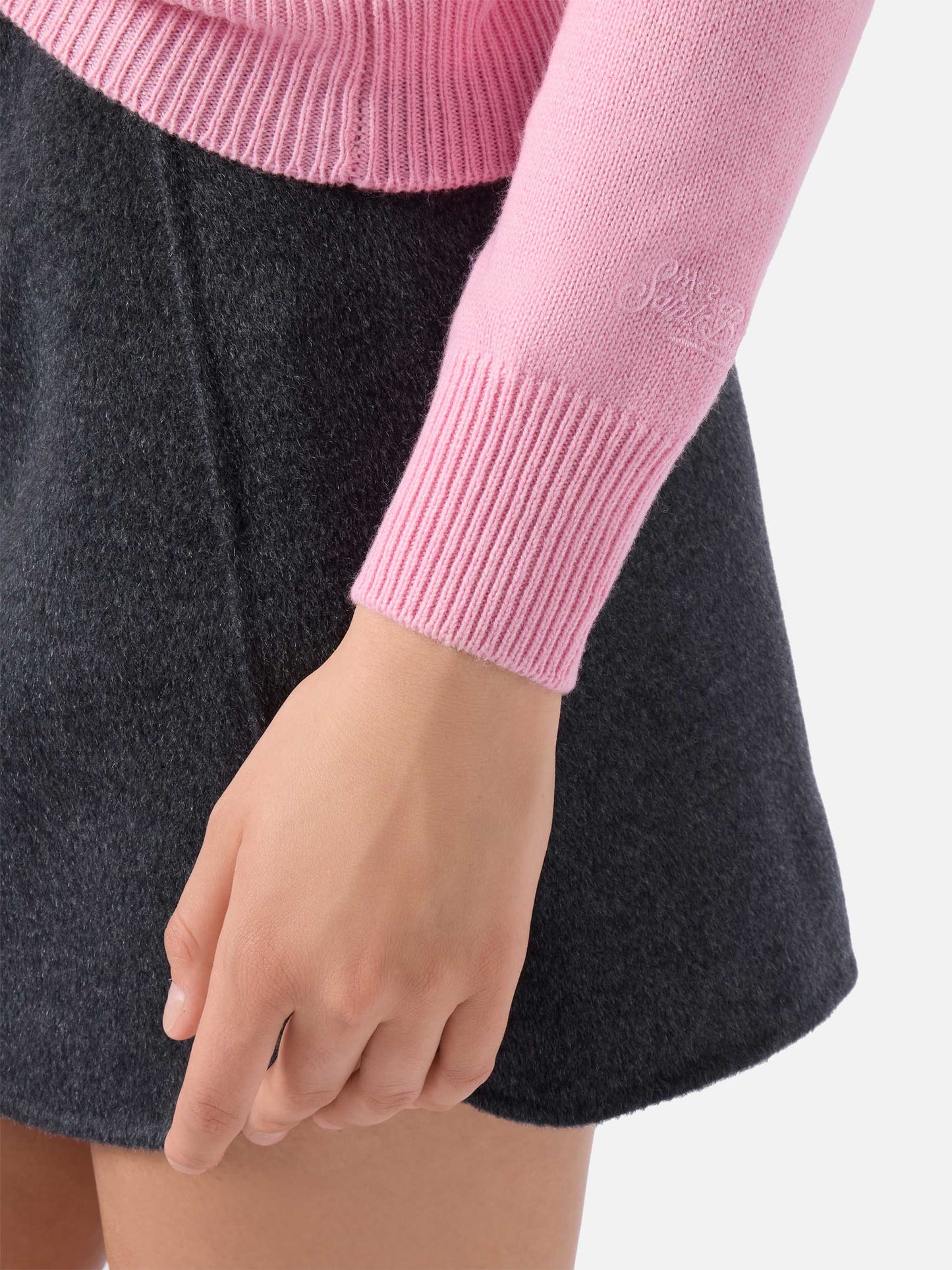 Maglione New Queen in misto cashmere rosa con applicazione in strass Strassata