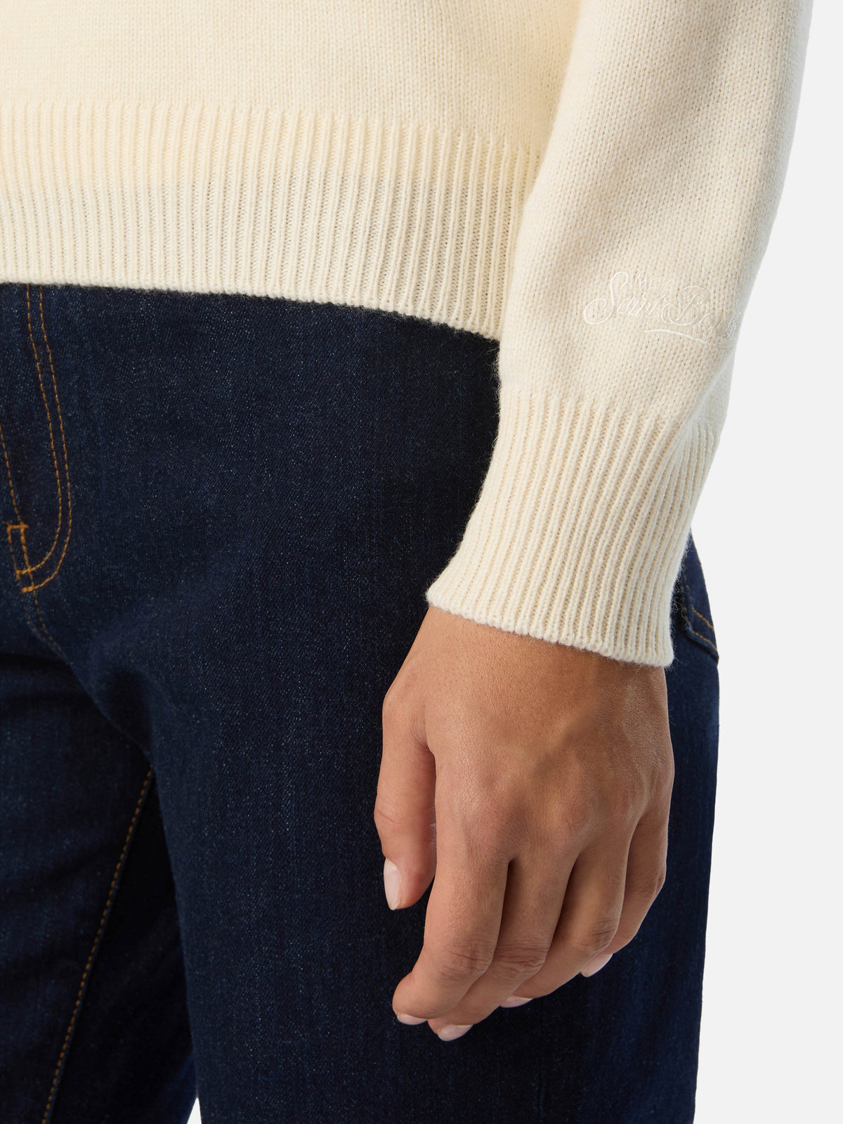 Maglia girocollo New Queen off white in misto lana e cashmere con ricamo Gossip & Shopping