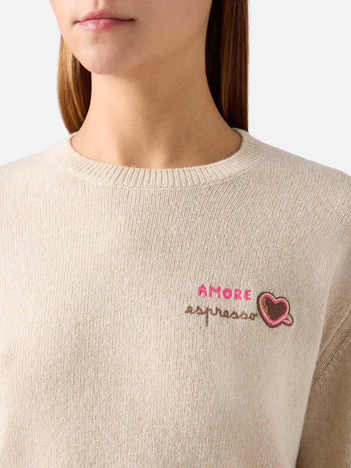 Pullover mit Rundhalsausschnitt aus Woll- und Kaschmirmischung Grain New Queen mit Amore Espresso-Stickerei 