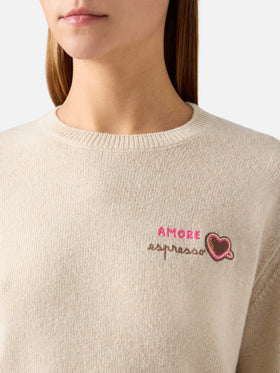 Pullover mit Rundhalsausschnitt aus Woll- und Kaschmirmischung Grain New Queen mit Amore Espresso-Stickerei 