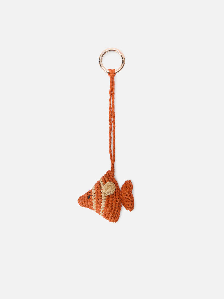 Taschenanhänger mit Fischmotiv aus Bast