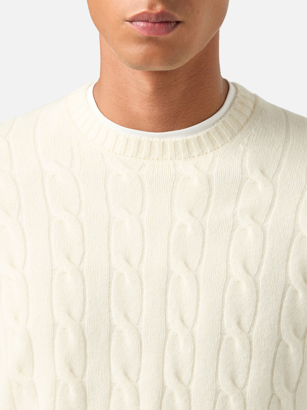 Pull col rond Regent en laine off white avec maille torsadée 