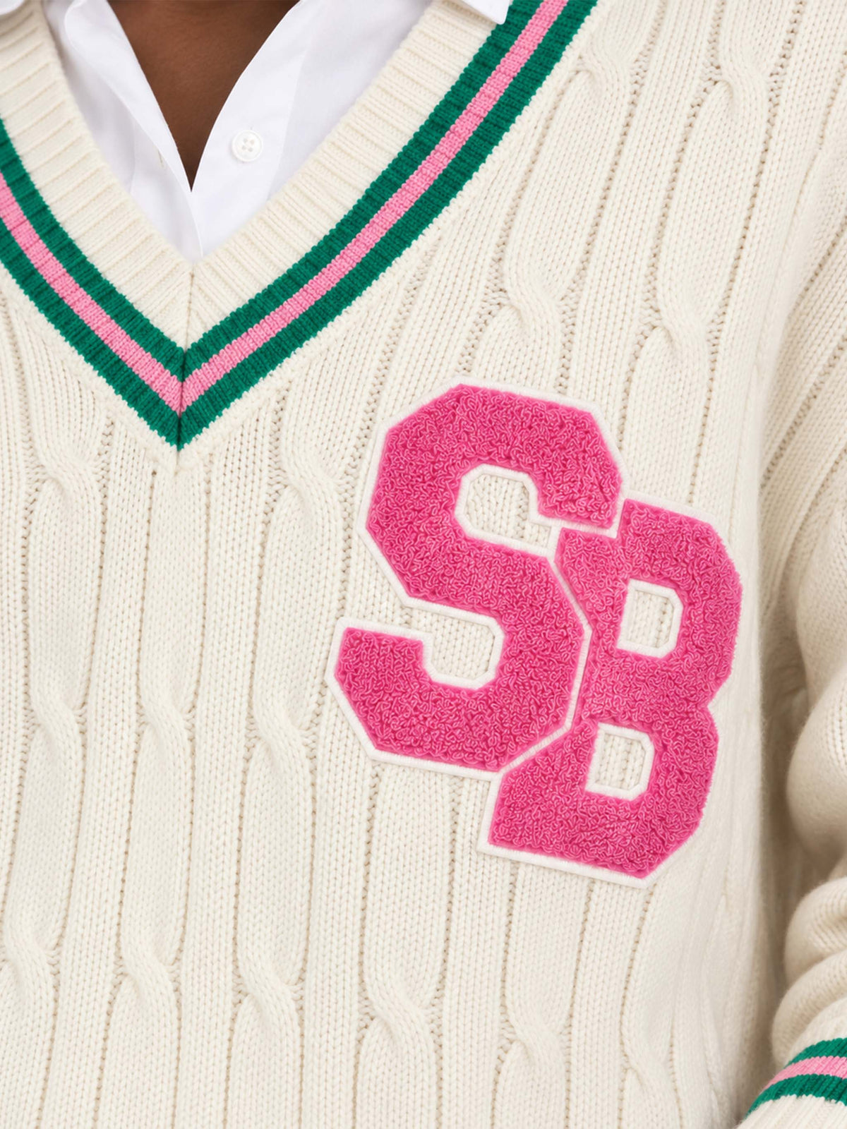 Jersey Roger blanco con cuello de pico en mezcla de cachemira con parche 