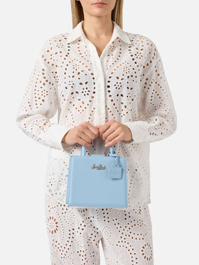Strukturierte Shop Mini Bag aus hellblauem Glattleder mit Metallanhänger 