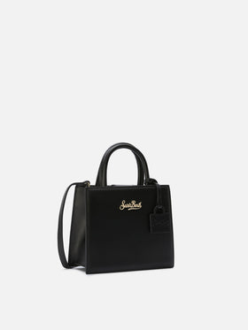 Die Structured Shop Mini-Bag aus schwarzem Glattleder mit Metallanhänger 