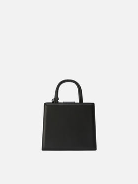 Die Structured Shop Mini-Bag aus schwarzem Glattleder mit Metallanhänger 