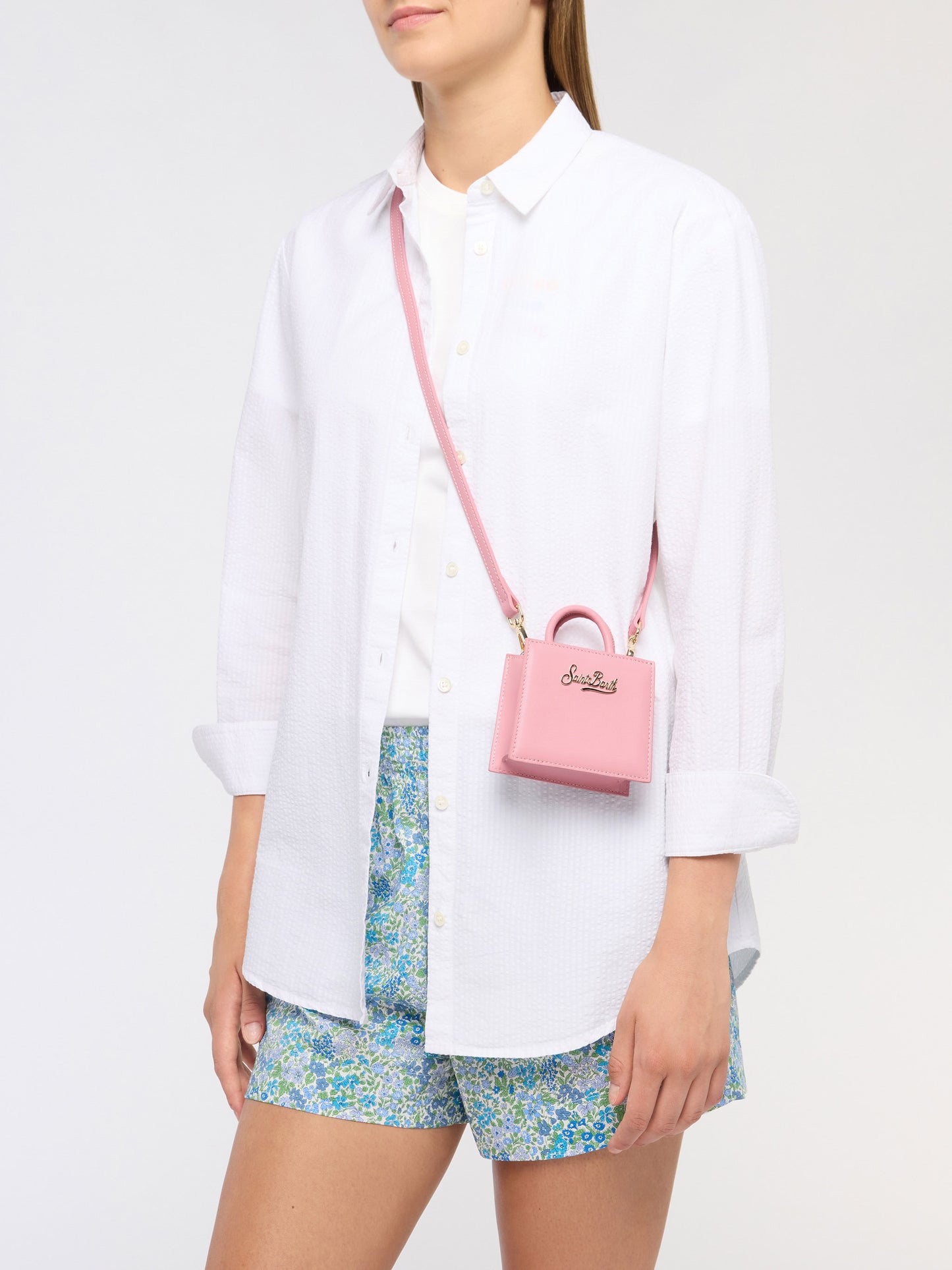 Structured Shop Micro-Bag aus rosafarbenem Glattleder mit Metallanhänger 