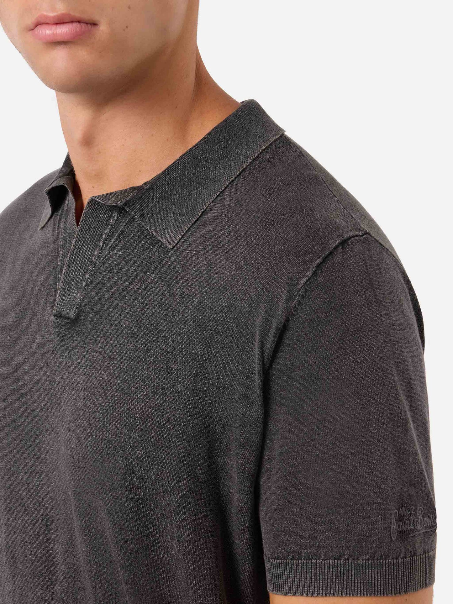 Polo Sloan in maglia nera senza bottoni con trattamento vintage