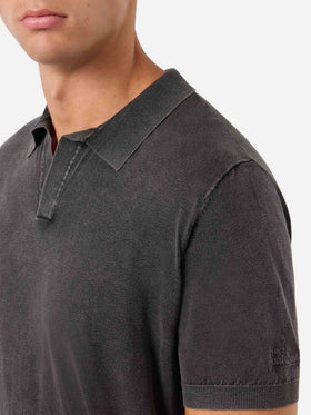 Polo Sloan in maglia nera senza bottoni con trattamento vintage