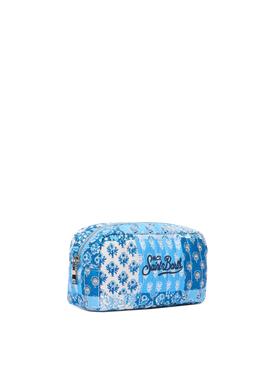 Weicher Beutel mit Steppmuster und blauen Blumen