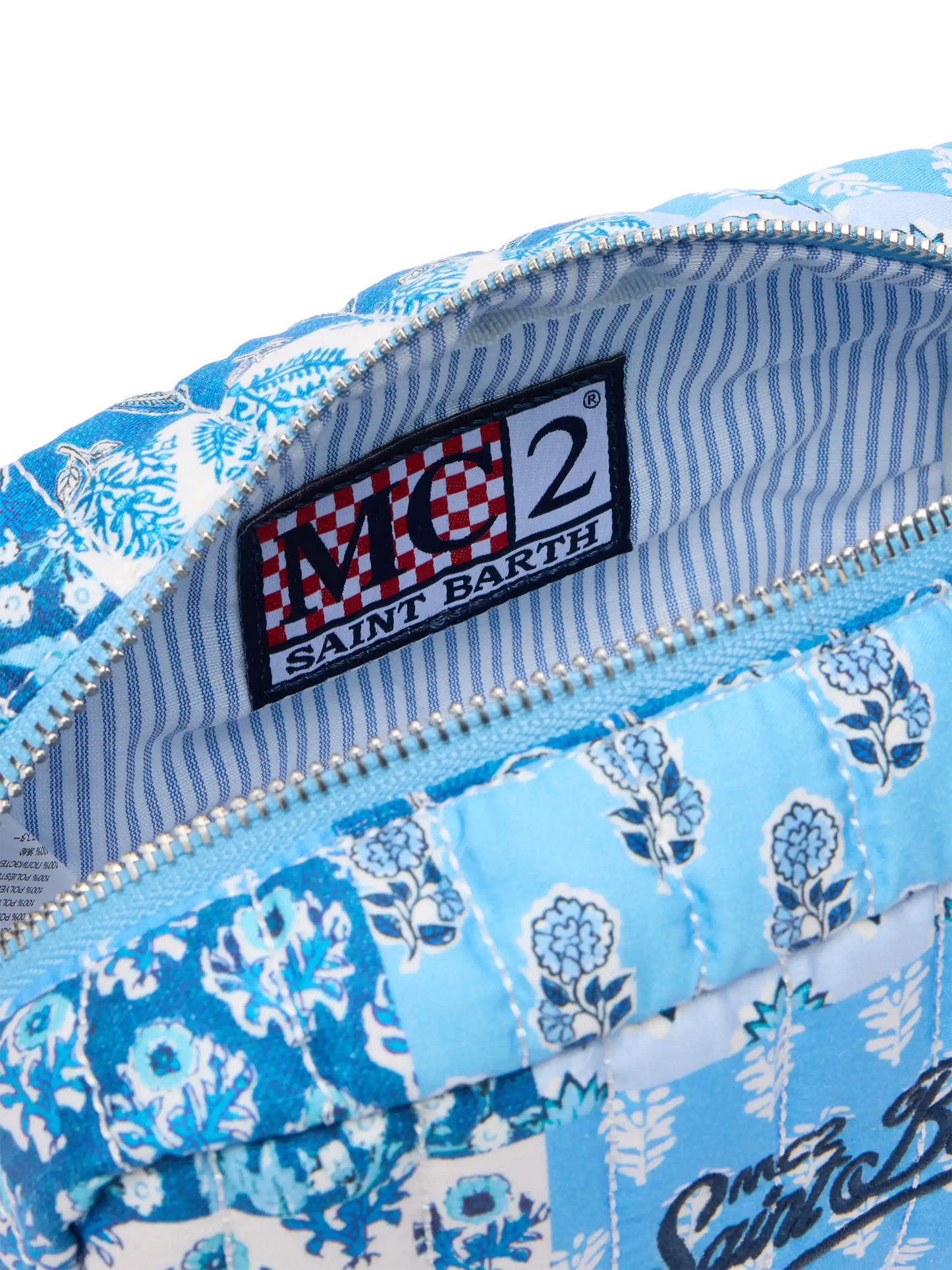 Weicher Beutel mit Steppmuster und blauen Blumen