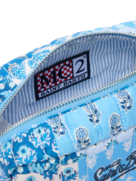 Weicher Beutel mit Steppmuster und blauen Blumen