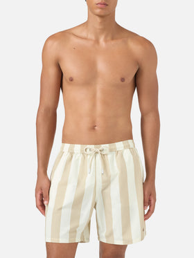 Bañador corto Syros con estampado de rayas blancas y beige 