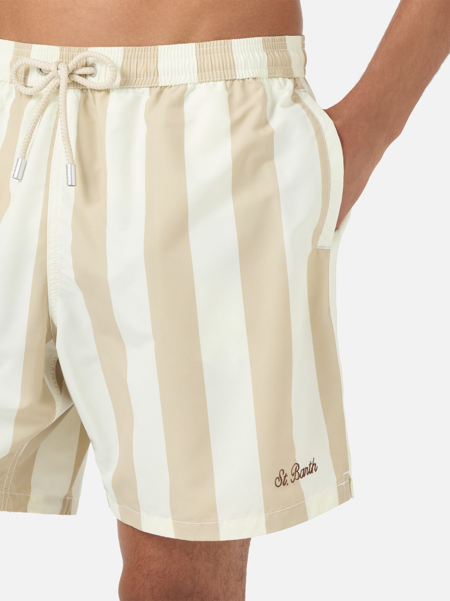 Bañador corto Syros con estampado de rayas blancas y beige 