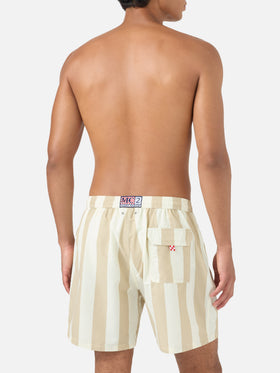 Bañador corto Syros con estampado de rayas blancas y beige 
