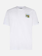 Herren-T-Shirt aus Baumwolle mit Porto Cervo-Postkartendruck auf Vorder- und Rückseite | ALESSANDRO ENRIQUEZ SONDERAUSGABE