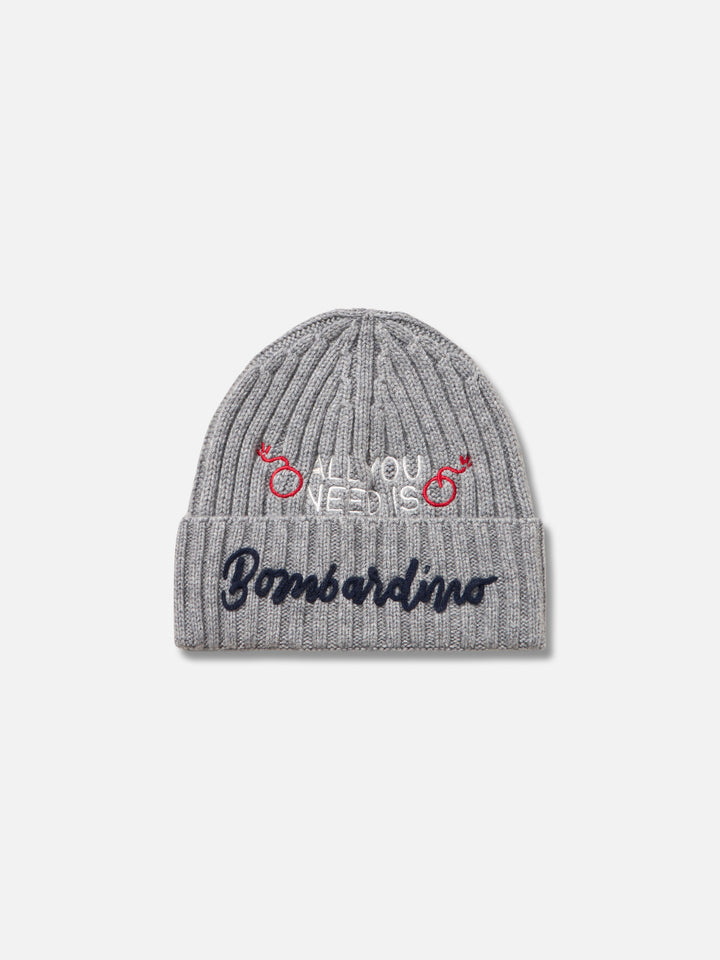Cappello da uomo grigio melange a coste Wengen con ricamo All you need is Bombardino | INSULTI LUMINOSI SPECIAL EDITION