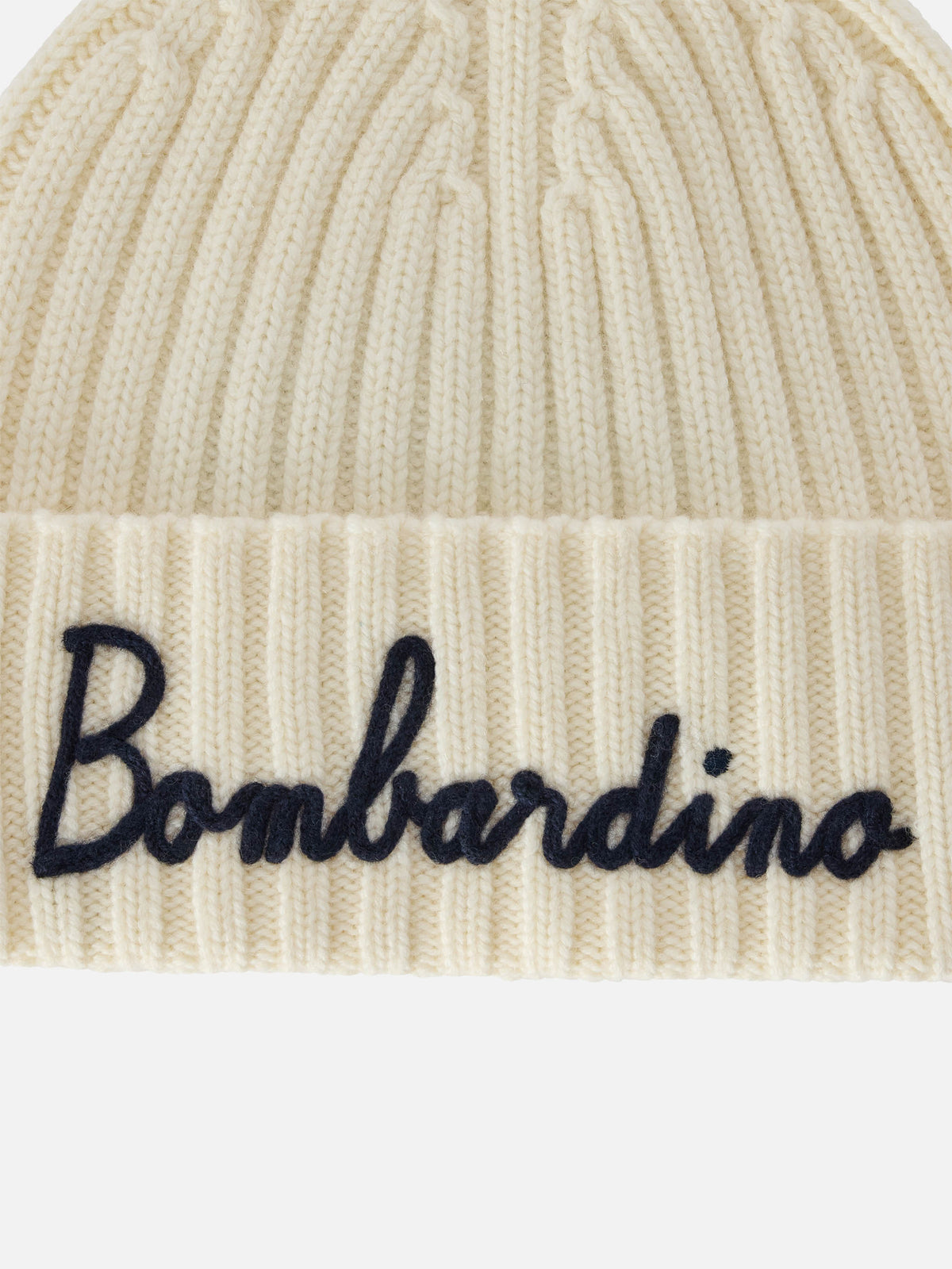 Gorro beanie Wengen color blanco roto con bordado Bombardino 