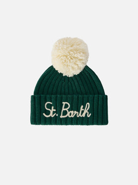 Gorro beanie Wengen verde con pompón y bordado St. Barth 