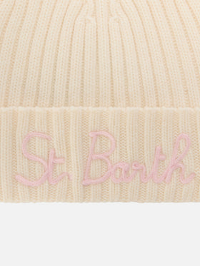 Gorro beanie Wengen off white con bordado St. Barth en rosa 