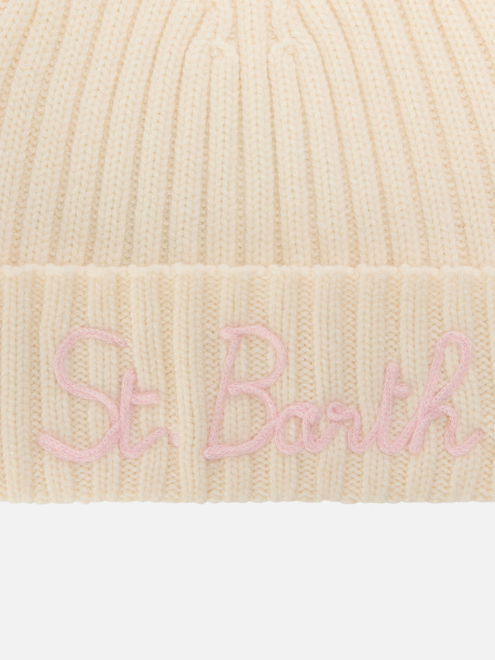 Berretto Wengen panna con ricamo St. Barth rosa
