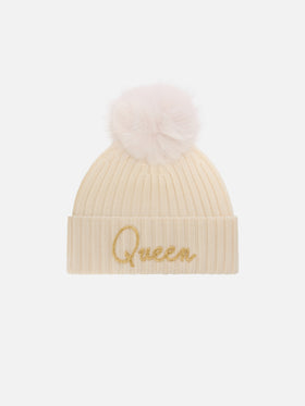 Berretto Wengen panna con pompon e ricamo Queen