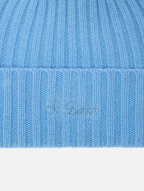 Wengen beanie in cashmere in light blue with St. Barth embroidery on the turn-up