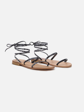 Flache Sandalen mit Wickeldesign und Bandanna-Print