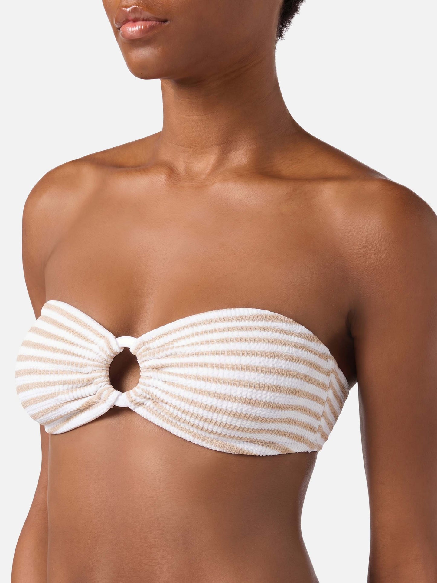 Yulia Elise Bandeau-Crinkle-Bikini mit regulären Swim-Slips und Streifenprint 