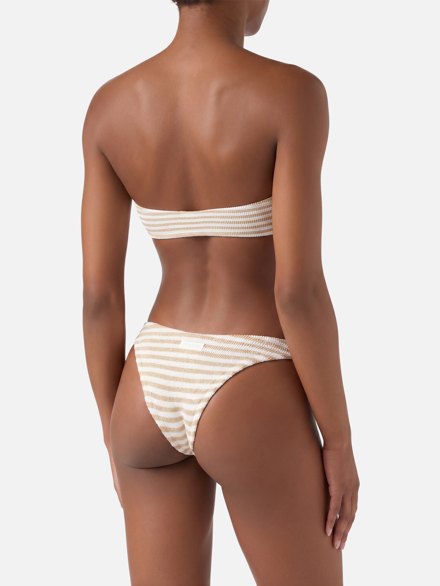 Yulia Elise Bandeau-Crinkle-Bikini mit regulären Swim-Slips und Streifenprint 