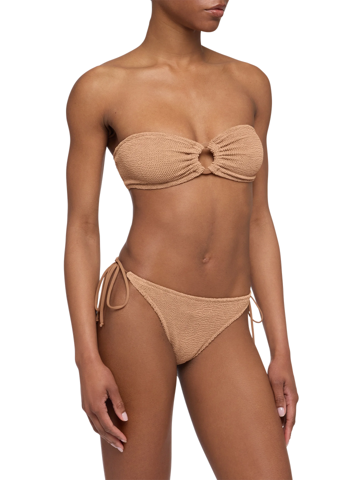 Norah, karamellbraune Crinkle-Badehose in Cheeky-Optik – Yulia, kamelbraunes Crinkle-Bandeau-Top
