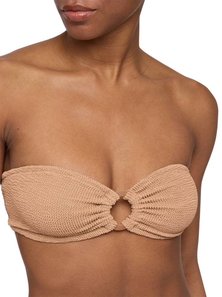 Yulia – Kamelbraunes Crinkle-Bandeau-Top