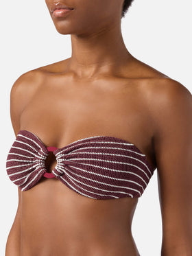 Top de bikini bandeau Yulia en tejido crinkle a rayas burdeos 
