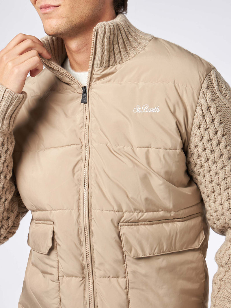 Beige wattierte Herrenjacke mit gestrickten Flechtärmeln