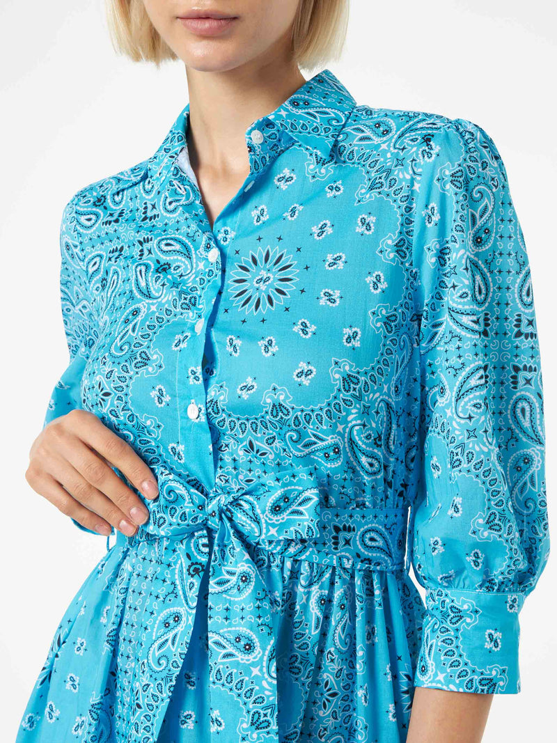 Kurzes Kleid aus Baumwolle mit Bandanna-Print und Stickereien