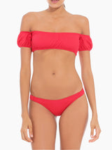 Bikini rosso con spalle scoperte